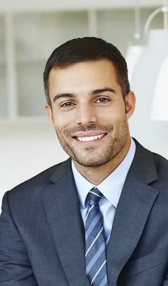 Hombre sonriendo jugando